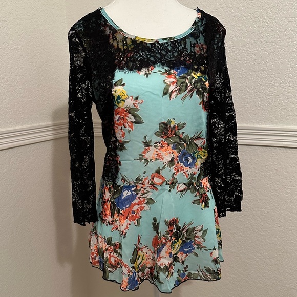 gimmicks by BKE Tops - Gimmicks by BKE Blue Floral Black Lace Tunic Top Size: M